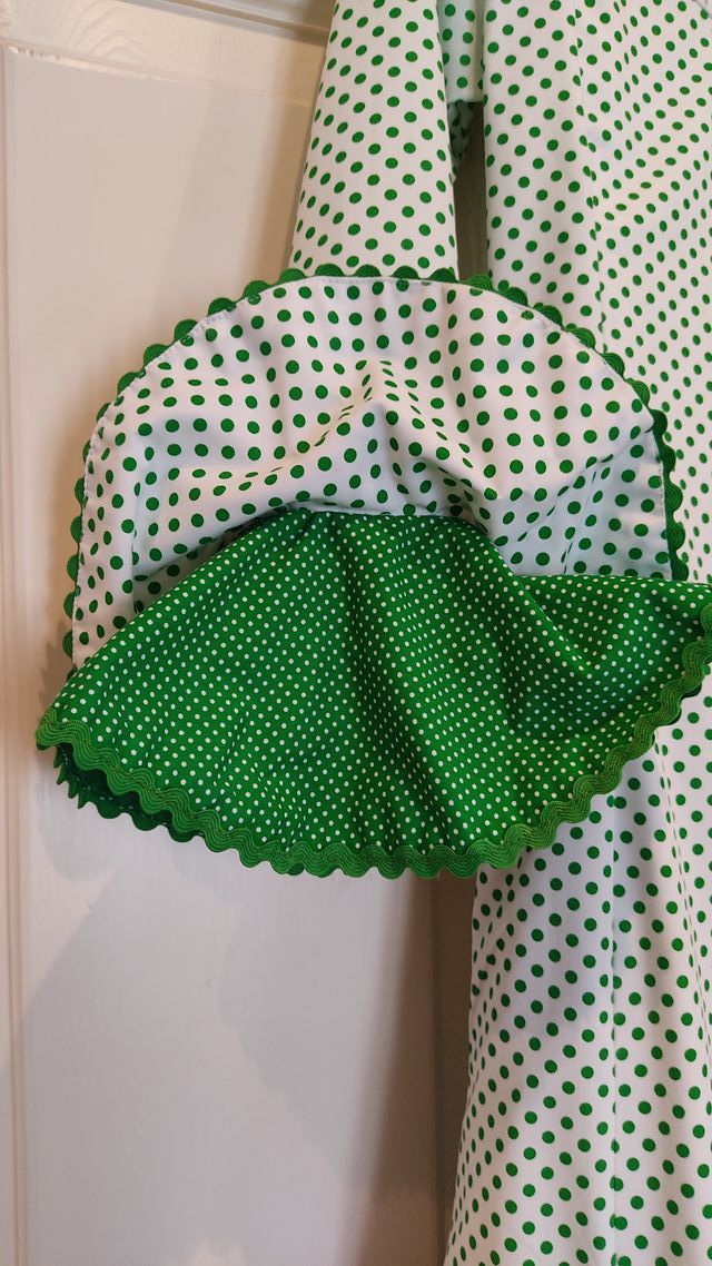 Vestido de flamenca blanco lunares verdes de nejas