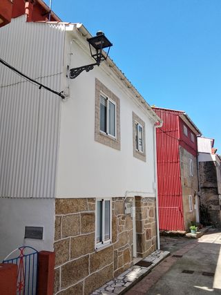 Casa reformada de 3 plantas con jardín y galpón. 