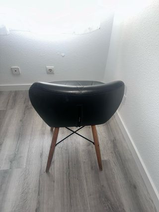 Silla negra estilo Eames