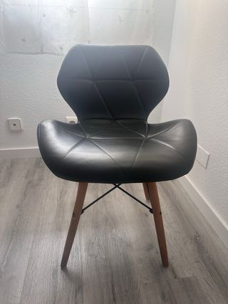 Silla negra estilo Eames
