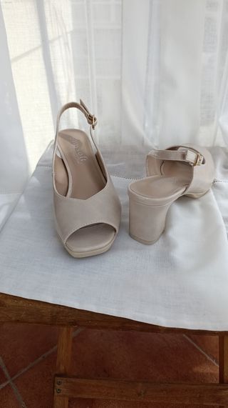Sandalias con tacón 