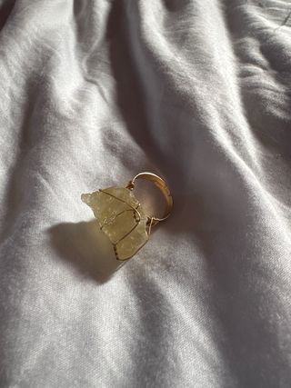 Anillo citrino dorado