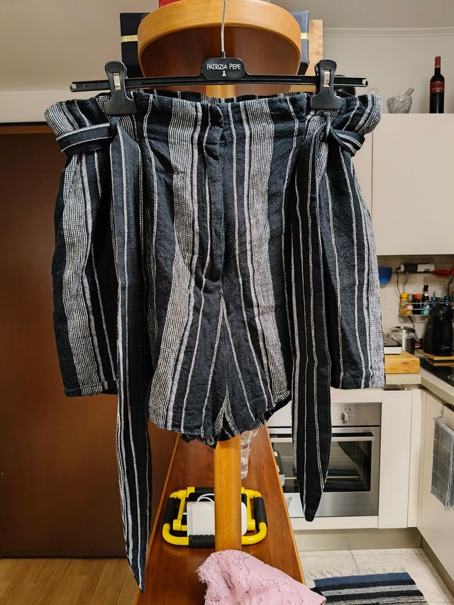 Pantaloncini di lino nero a righe bianche H&M