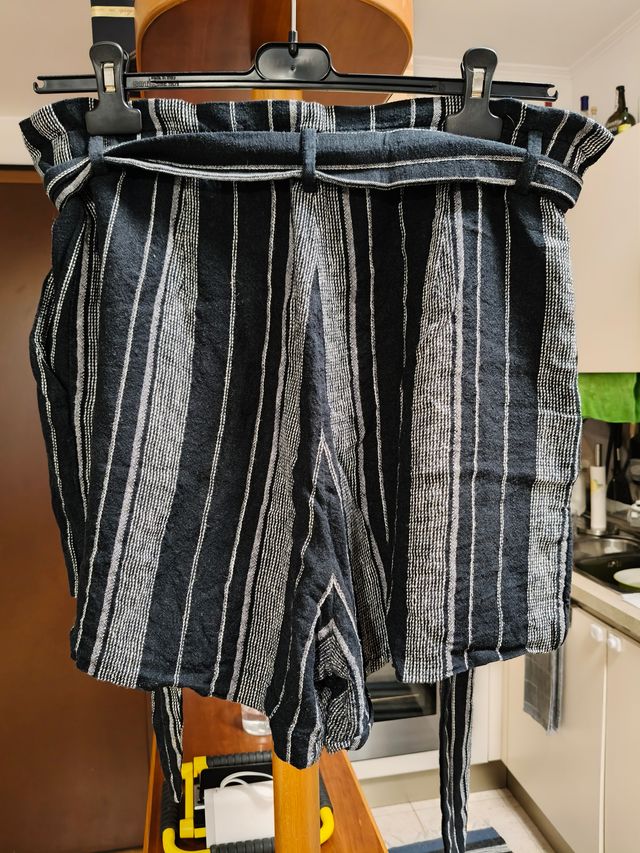 Pantaloncini di lino nero a righe bianche H&M