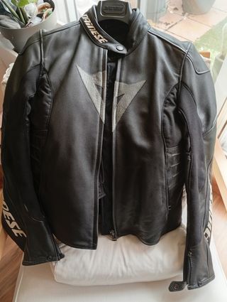 Cazadora motera piel. Marca Dainese