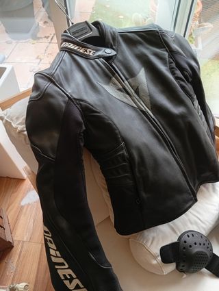 Cazadora motera piel. Marca Dainese