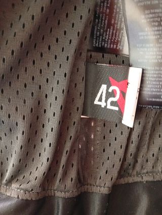 Cazadora motera piel. Marca Dainese