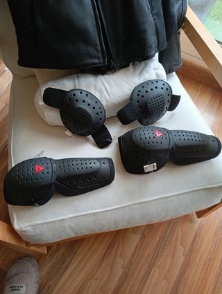 Cazadora motera piel. Marca Dainese