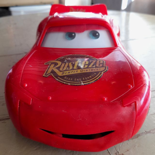 JUGUETE RAYO MACQUEEN “RUST.EZE” COCHE PARLANTE.