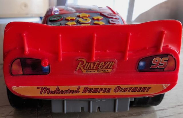JUGUETE RAYO MACQUEEN “RUST.EZE” COCHE PARLANTE.