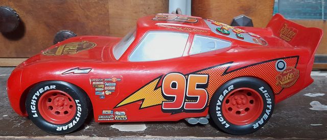 JUGUETE RAYO MACQUEEN “RUST.EZE” COCHE PARLANTE.