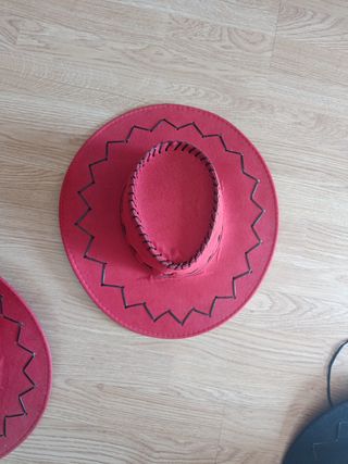 Sombrero vaquero rojo y otro negro.