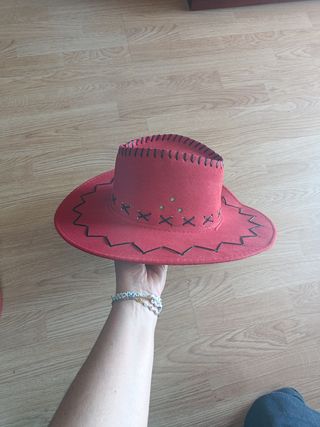 Sombrero vaquero rojo y otro negro.
