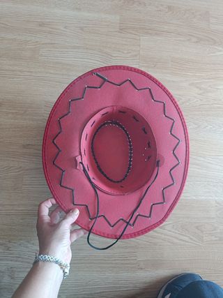 Sombrero vaquero rojo y otro negro.