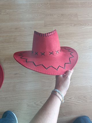 Sombrero vaquero rojo y otro negro.
