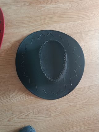 Sombrero vaquero rojo y otro negro.
