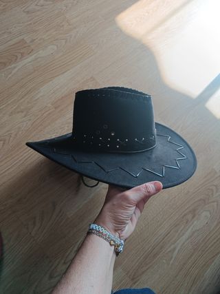 Sombrero vaquero rojo y otro negro.