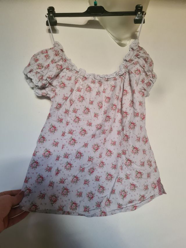 Top camicetta spalla scoperta 