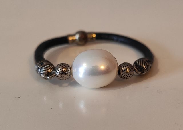Pulsera de cuero, plata y perla.