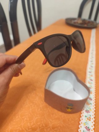 El ganso 38, más gafas de Sol negras y cordon.