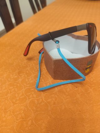 El ganso 38, más gafas de Sol negras y cordon.