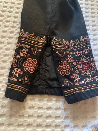 Pantalones vaqueros negros bordados