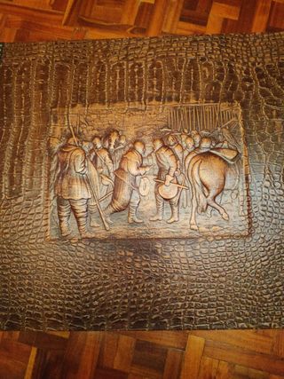 Cofre madera marrón antiguo con música