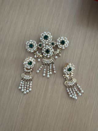 Aderezos fallera dorados con perlas y piedras verd