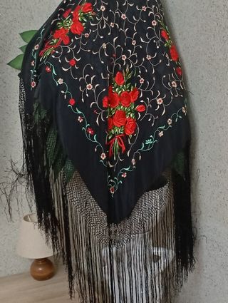 Mantón de manila bordado amano de seda