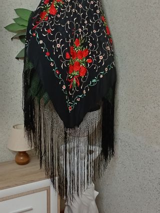 Mantón de manila bordado amano de seda