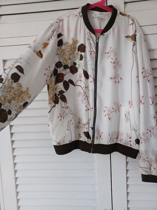 Bomber beige con flores y pájaros Zara