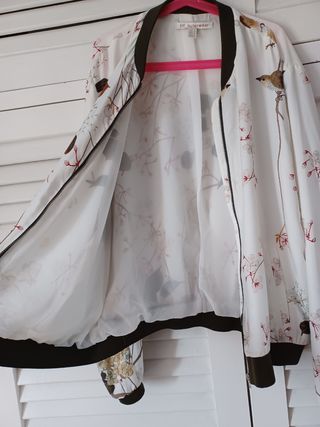 Bomber beige con flores y pájaros Zara