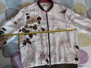 Bomber beige con flores y pájaros Zara