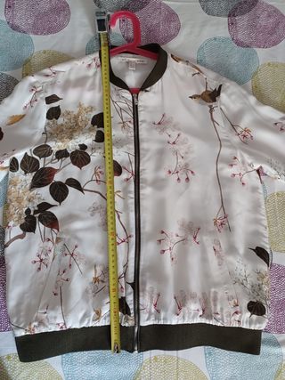 Bomber beige con flores y pájaros Zara
