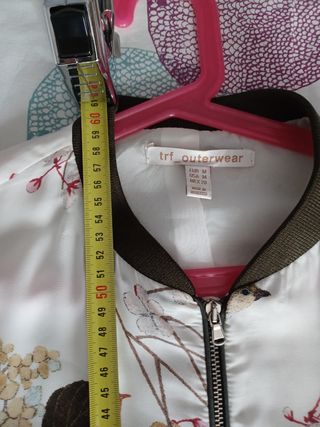 Bomber beige con flores y pájaros Zara