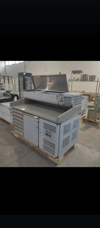 Mesa refrigerada para preparación de pizzas.