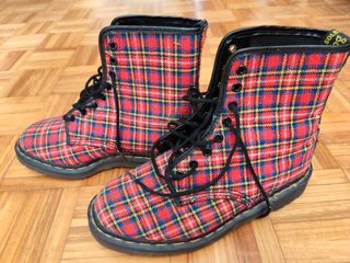 Botas escocesas Dr. Martens. Por fuera de tela 