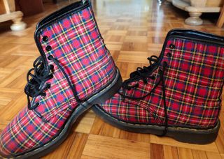 Botas escocesas Dr. Martens. Por fuera de tela 