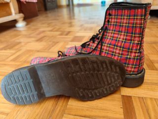 Botas escocesas Dr. Martens. Por fuera de tela 