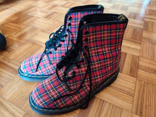 Botas escocesas Dr. Martens. Por fuera de tela 