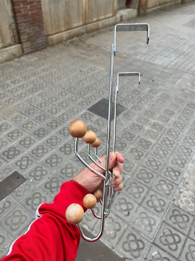 Perchero con 6 perchas