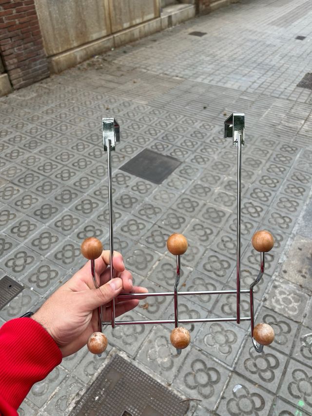 Perchero con 6 perchas