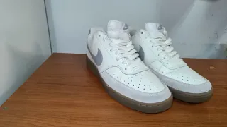 Zapatillas Nike Court Vision Low - Beige y Gris