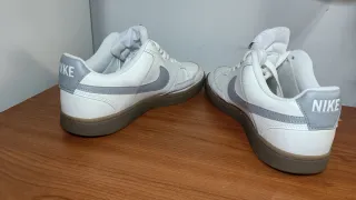 Zapatillas Nike Court Vision Low - Beige y Gris