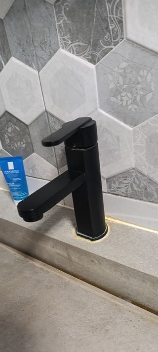 Lavabo piedra gris - Grifo negro