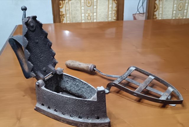 Ferro da stiro antico