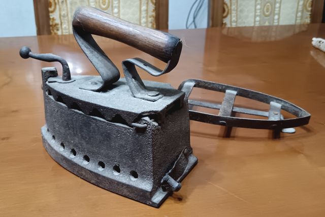 Ferro da stiro antico