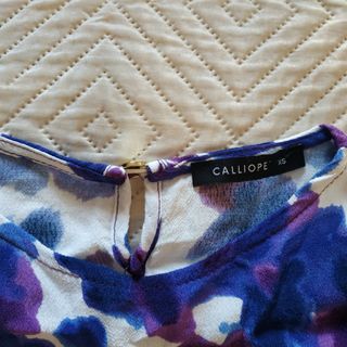 Abito bianco e viola