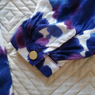 Abito bianco e viola