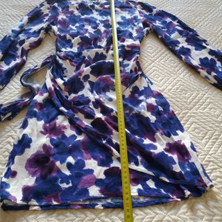 Abito bianco e viola